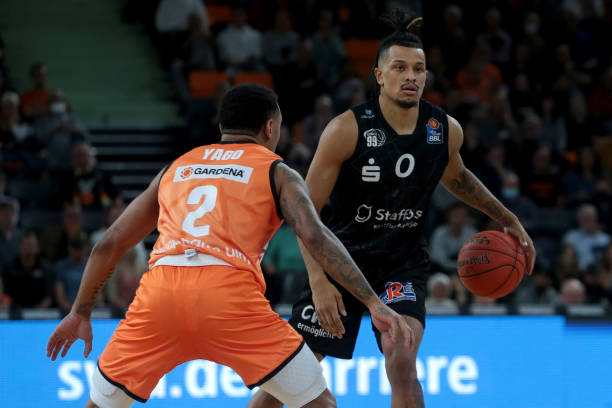 陆足坛留下 陆足坛留下