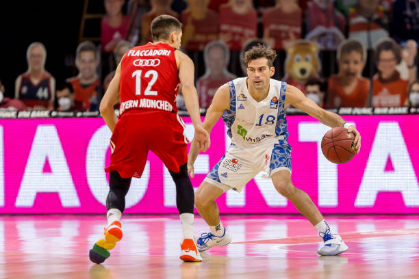 他在众多高 他在众多高